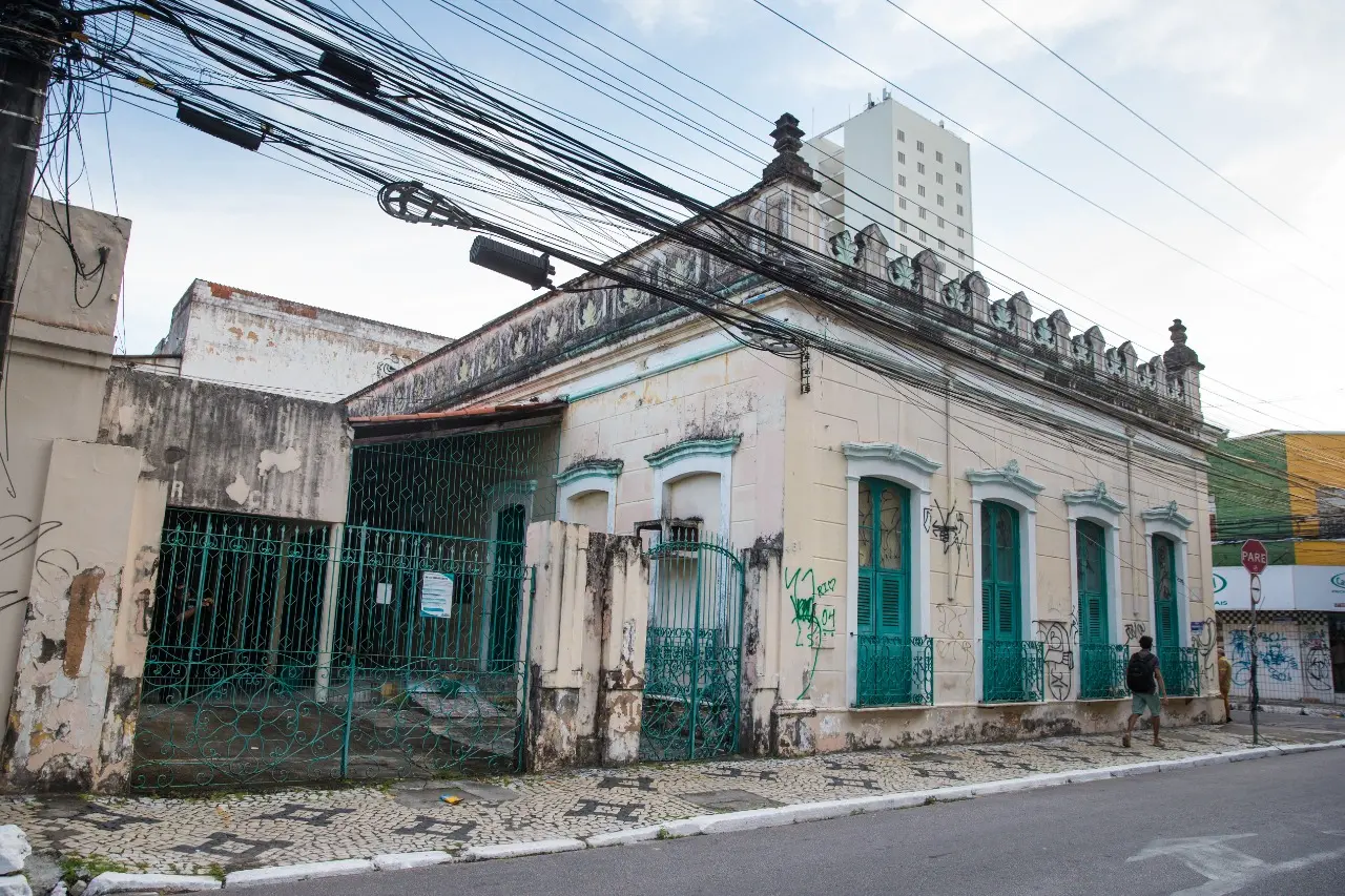 Imagem da notícia: Casarão histórico no Centro de Fortaleza é posto à venda pela União por mais de R$ 2,3 milhões