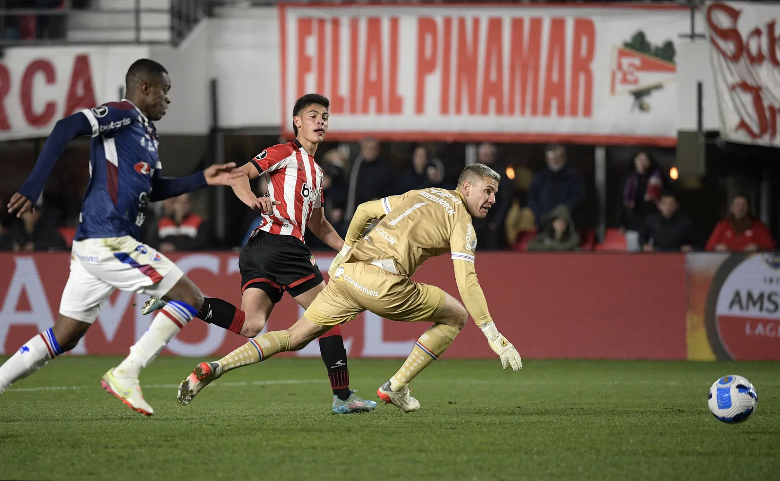 Boeck errou passe no 2º tempo e sofreu o 3º gol do Estudiantes com Zapiolo