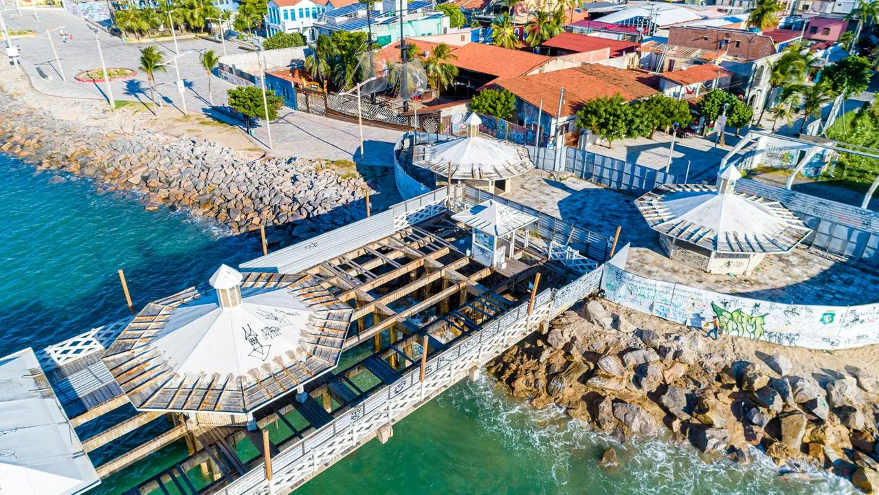 Ponte dos Ingleses, na Praia de Iracema, em Fortaleza