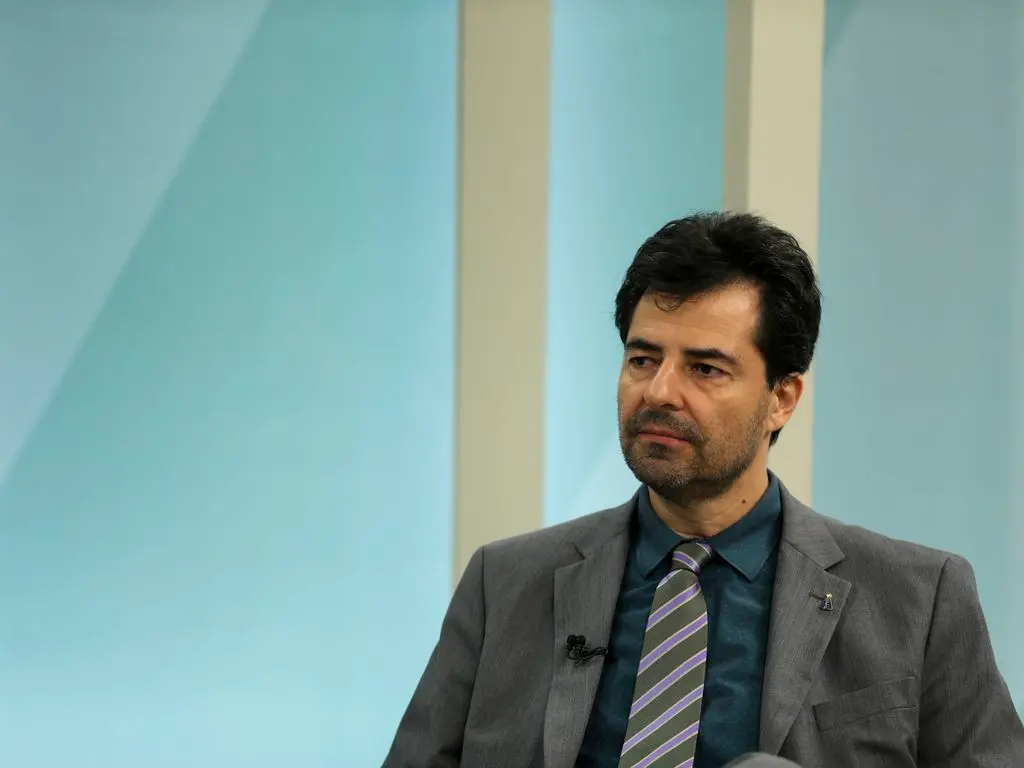 Imagem da notícia: Ministro publica vídeo de homem desperdiçando gasolina e apaga post após repercussão