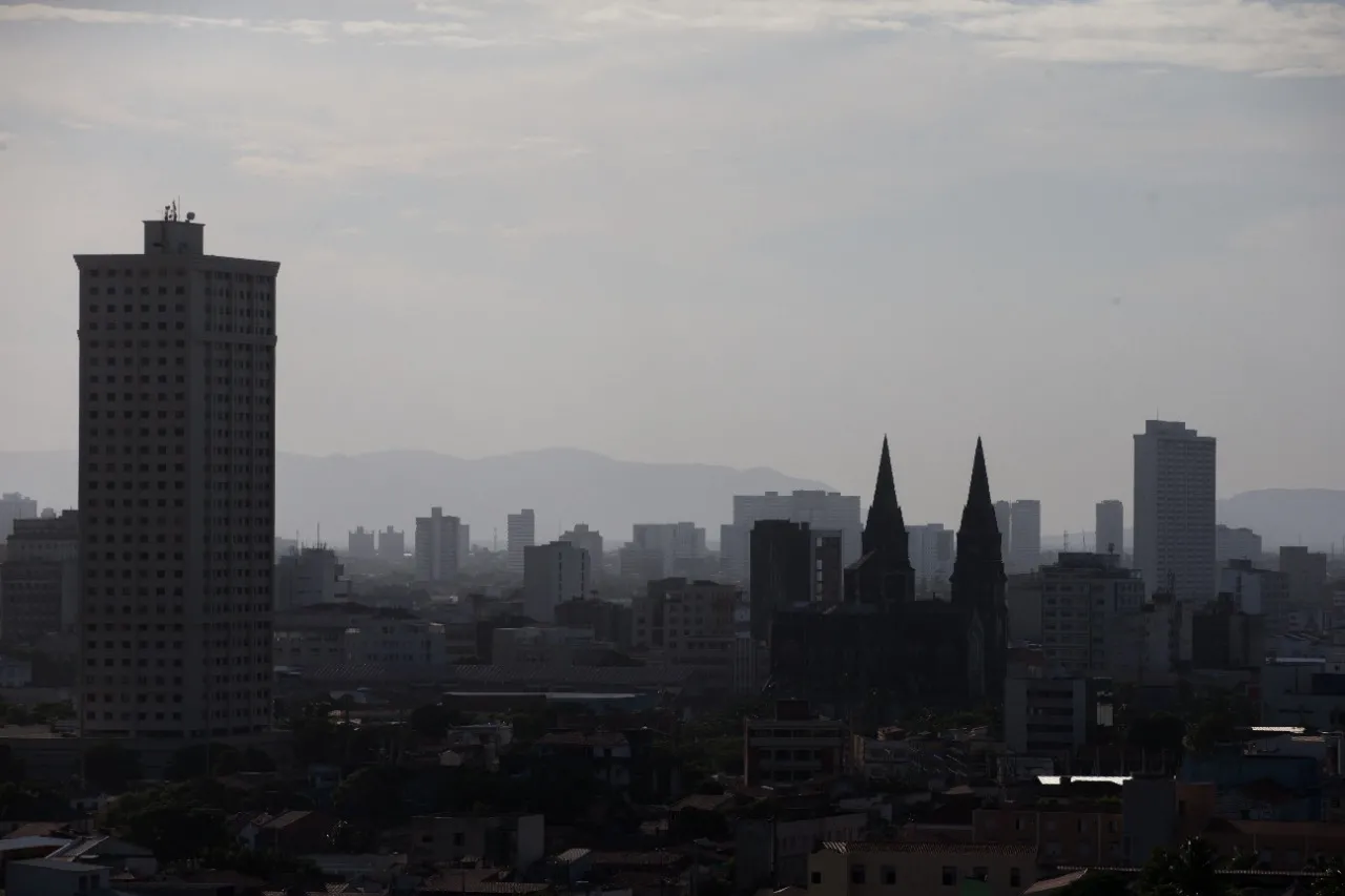 Voltei algumas vezes naquele lugar imenso, e sempre preferi esperar perto da janela, buscando a cada encontro com o cenário um detalhe diferente da paisagem