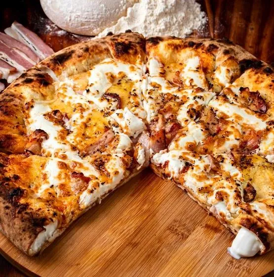 Pizza com borda recheada do estabelecimento 