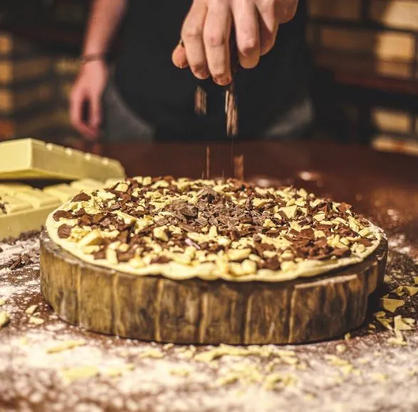 A clássica pizza doce combina chocolate branco com amargo