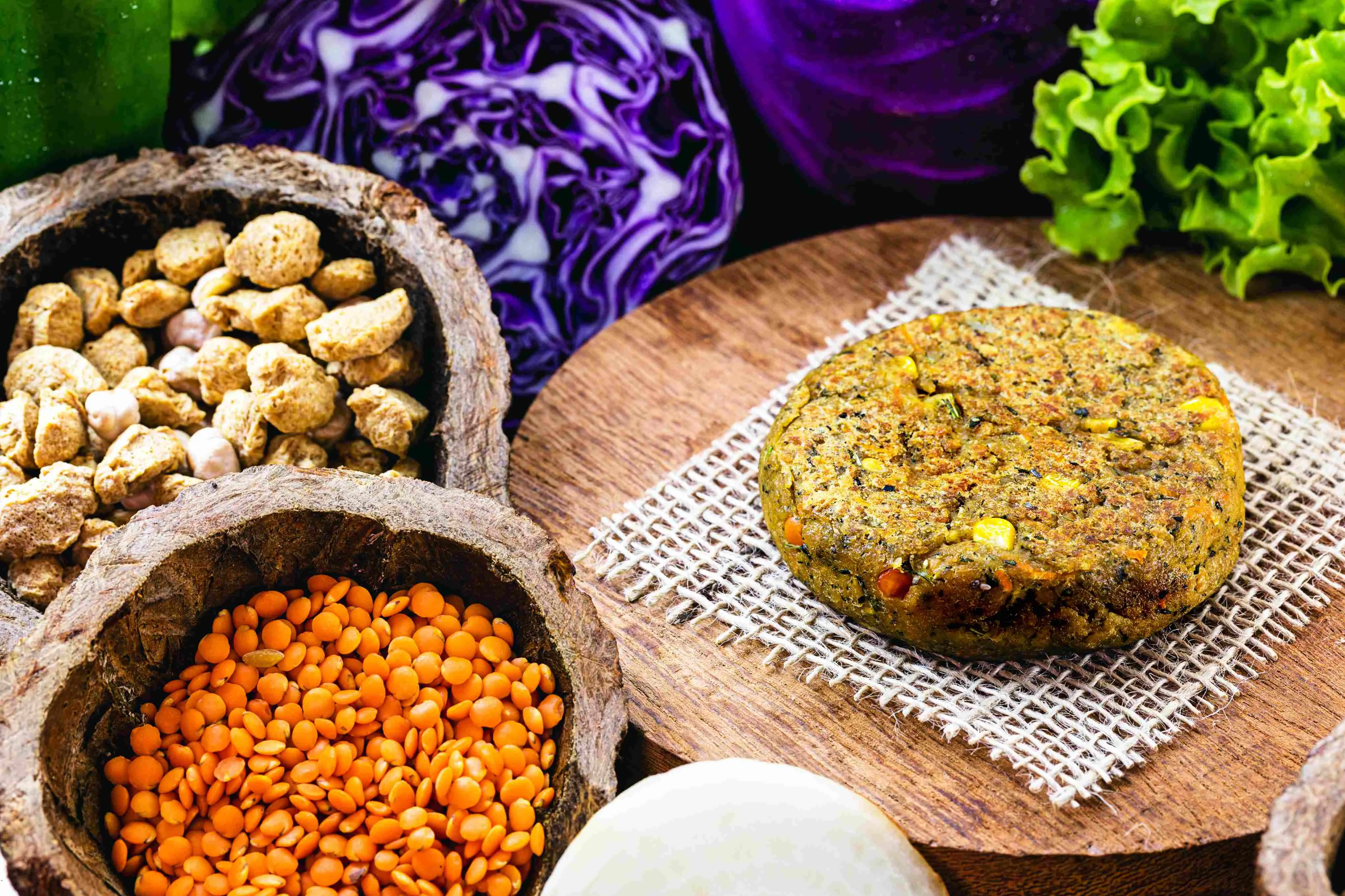 Assim como os hambúrgueres clássicos, no de soja também é possível acrescentar ingredientes como queijo, alface e tomate.