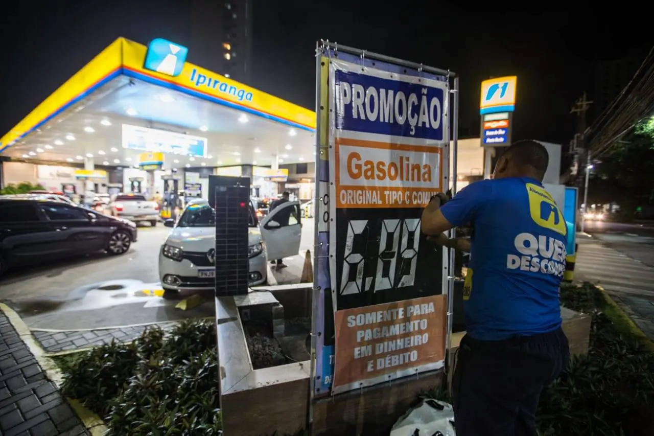 Imagem da notícia: Gasolina é vendida a R$ 6,09 em Fortaleza; veja onde