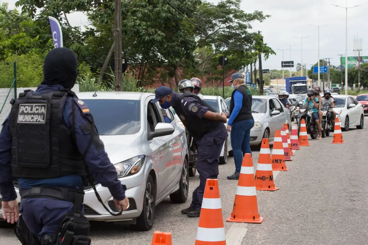 Imagem da notícia: Motorista que desobedece à ordem de parada da polícia comete crime, além de infração de trânsito 