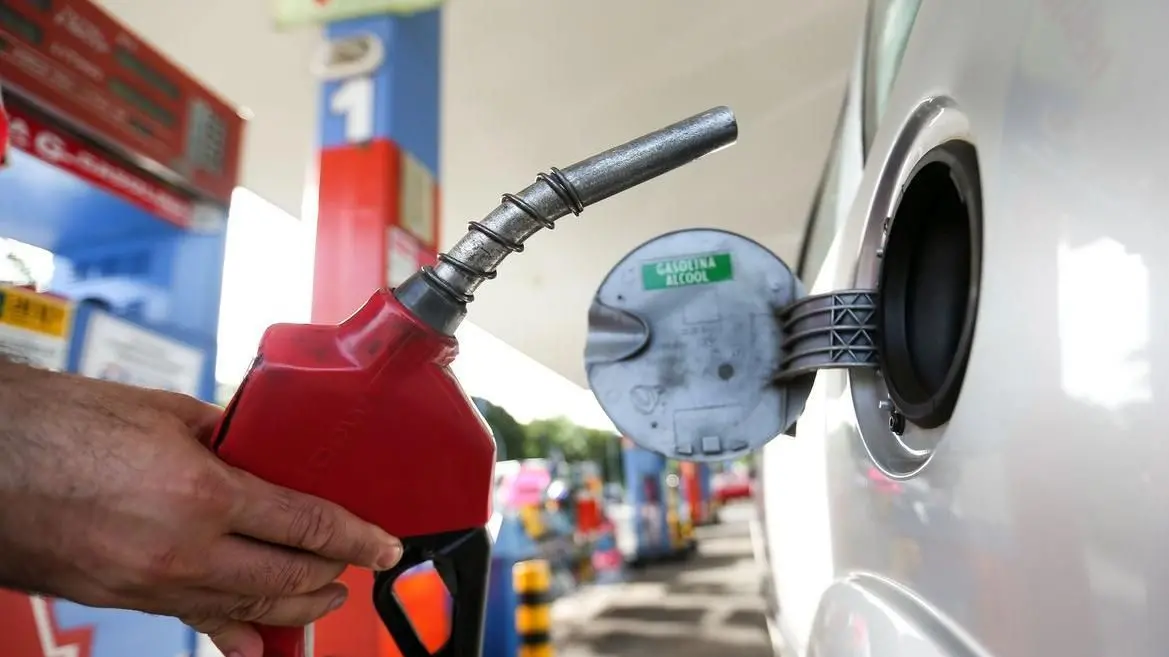 Imagem da notícia: Preço da gasolina cai, em média, R$ 0,28 no Ceará em uma semana, aponta ANP