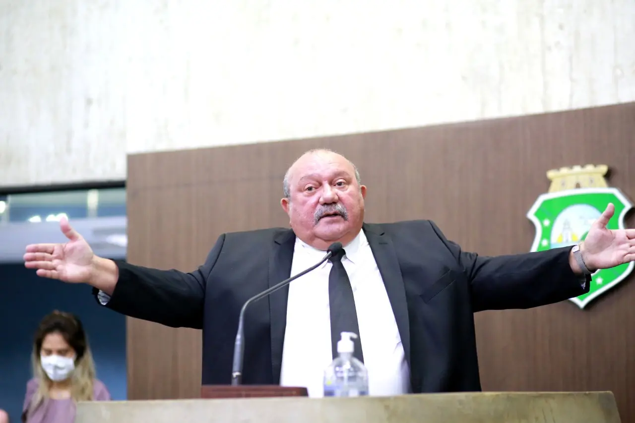 Imagem da notícia: Deputado Fernando Hugo nega assinatura em nota de parlamentares em apoio à candidatura de Izolda Cela