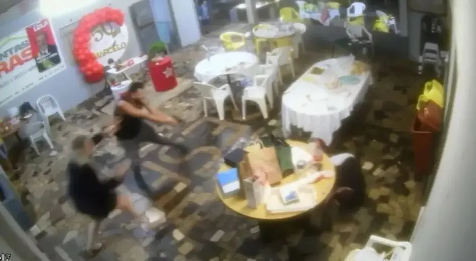 Imagem da notícia: Câmera de segurança registra momento em que atirador invade festa de tesoureiro do PT