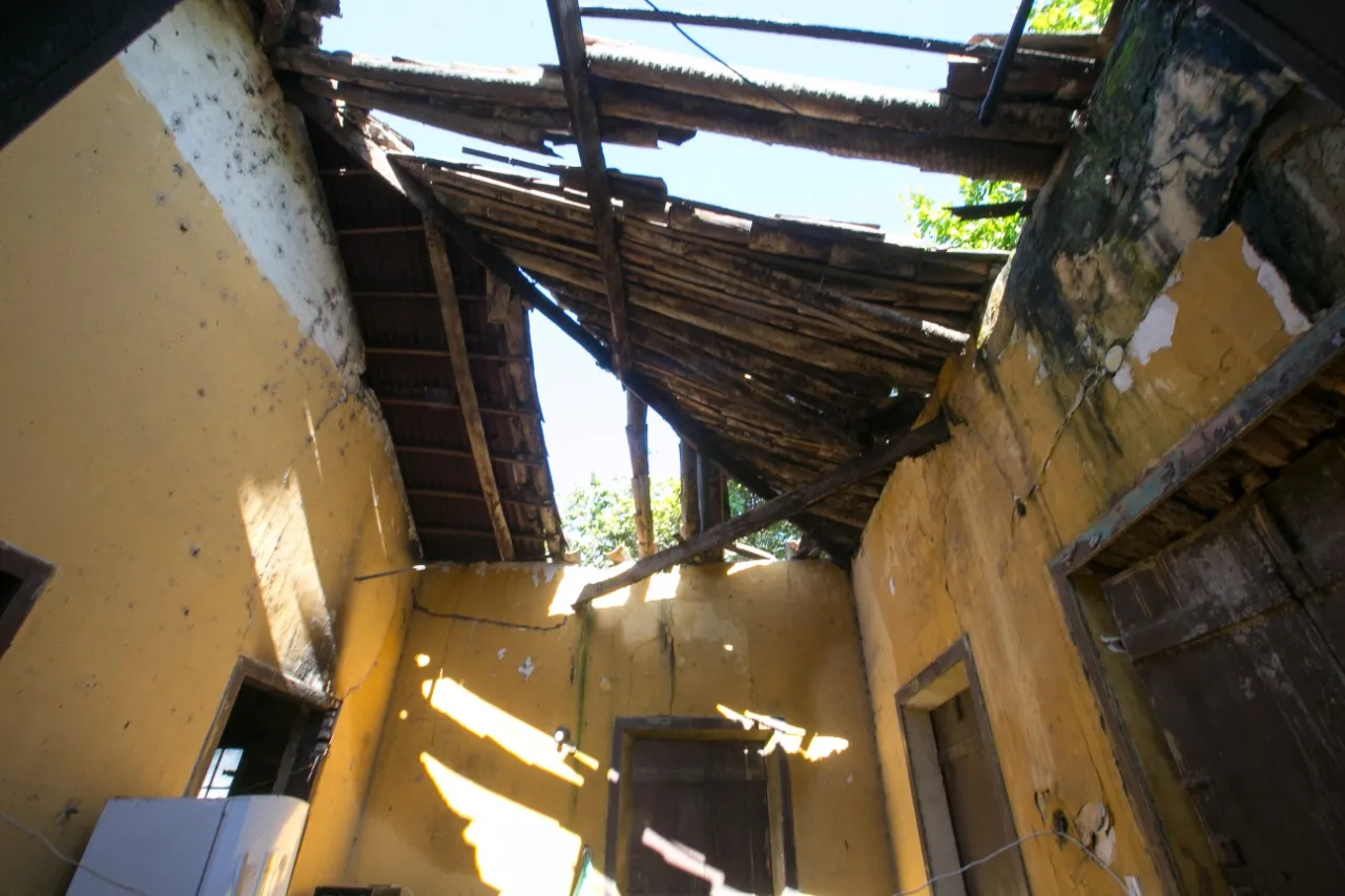 Uma parte da casa já desabou, e os proprietários da Chácara dizem que não têm dinheiro para preservá-la