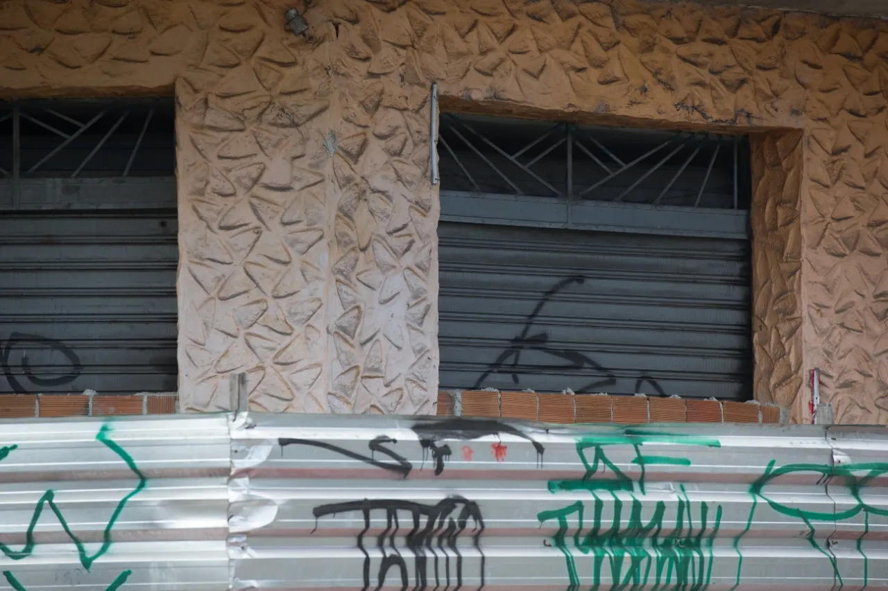 Edificação está com as entradas vedadas por placas de metal.
