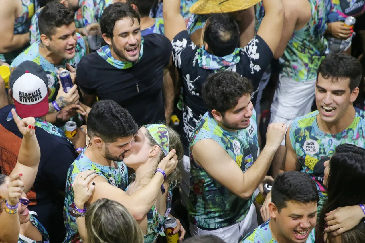 Folia é marcada por paquera e beijos na boca