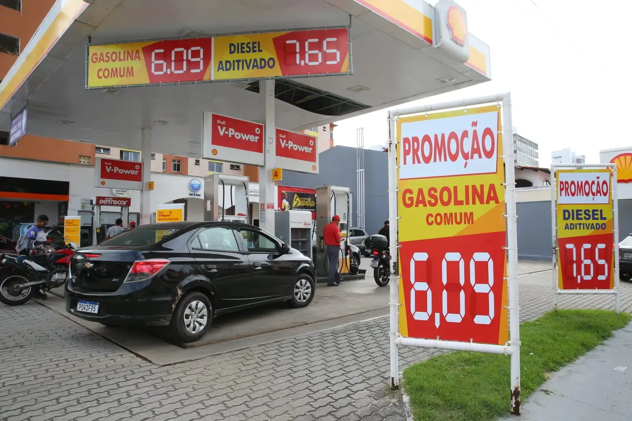 Imagem da notícia: Preço da gasolina deve cair mais R$ 0,20 em até 4 dias no Ceará