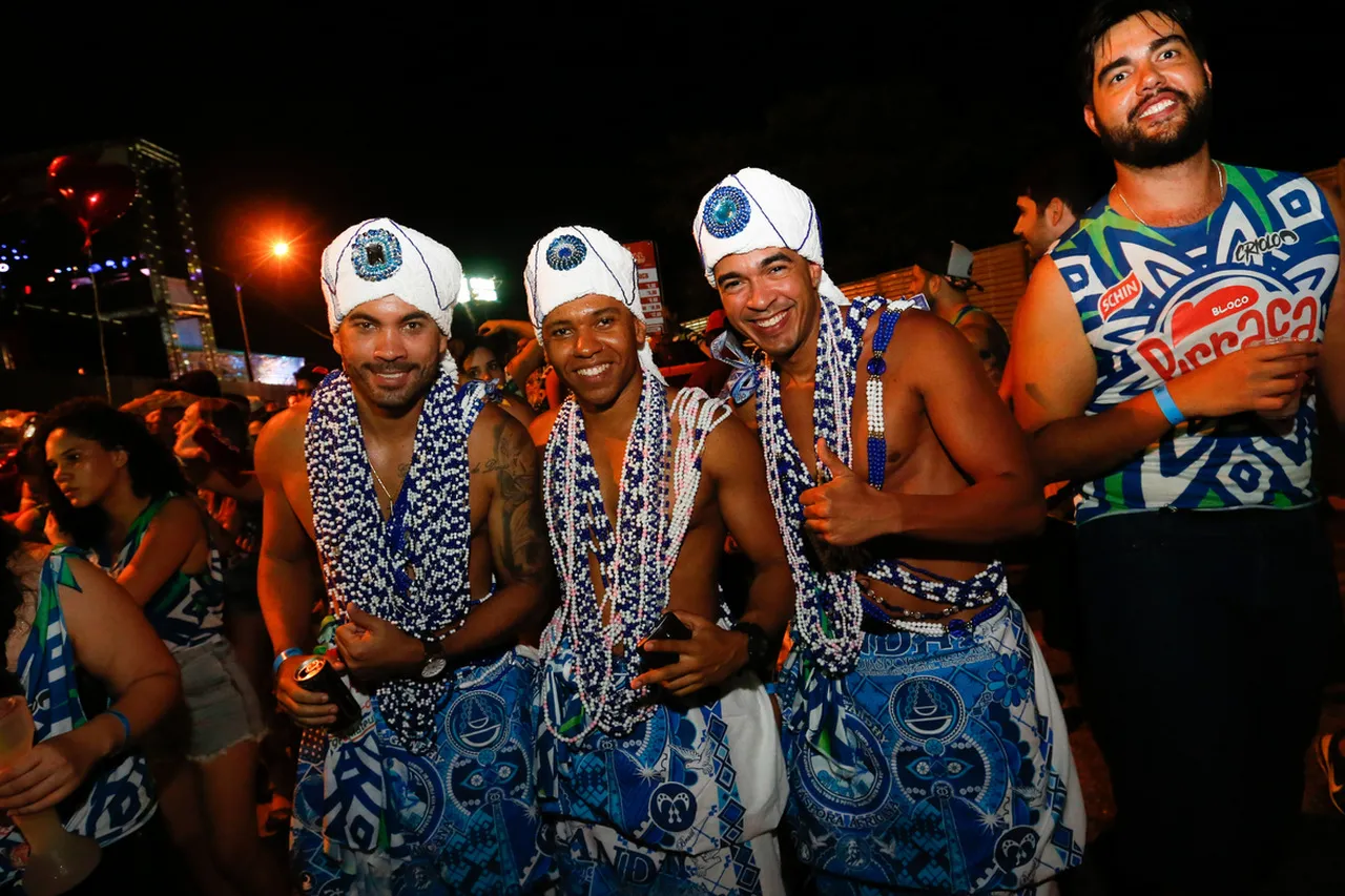 Homens no Fortal se vestem como 'Filhos de Gandhy'
