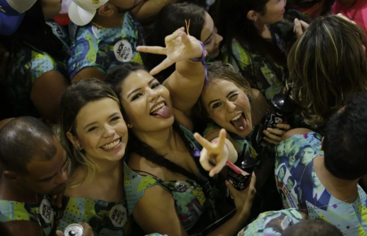 Greta (à esquerda) com amigas em clique feito por conhecido no camarote