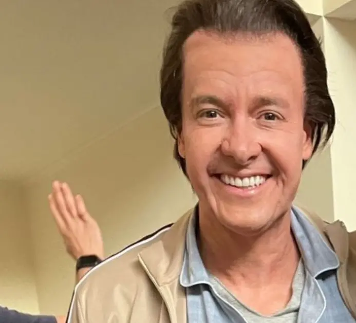 Imagem da notícia: Rodrigo Faro vira meme nas redes sociais após aparecer caracterizado de Silvio Santos