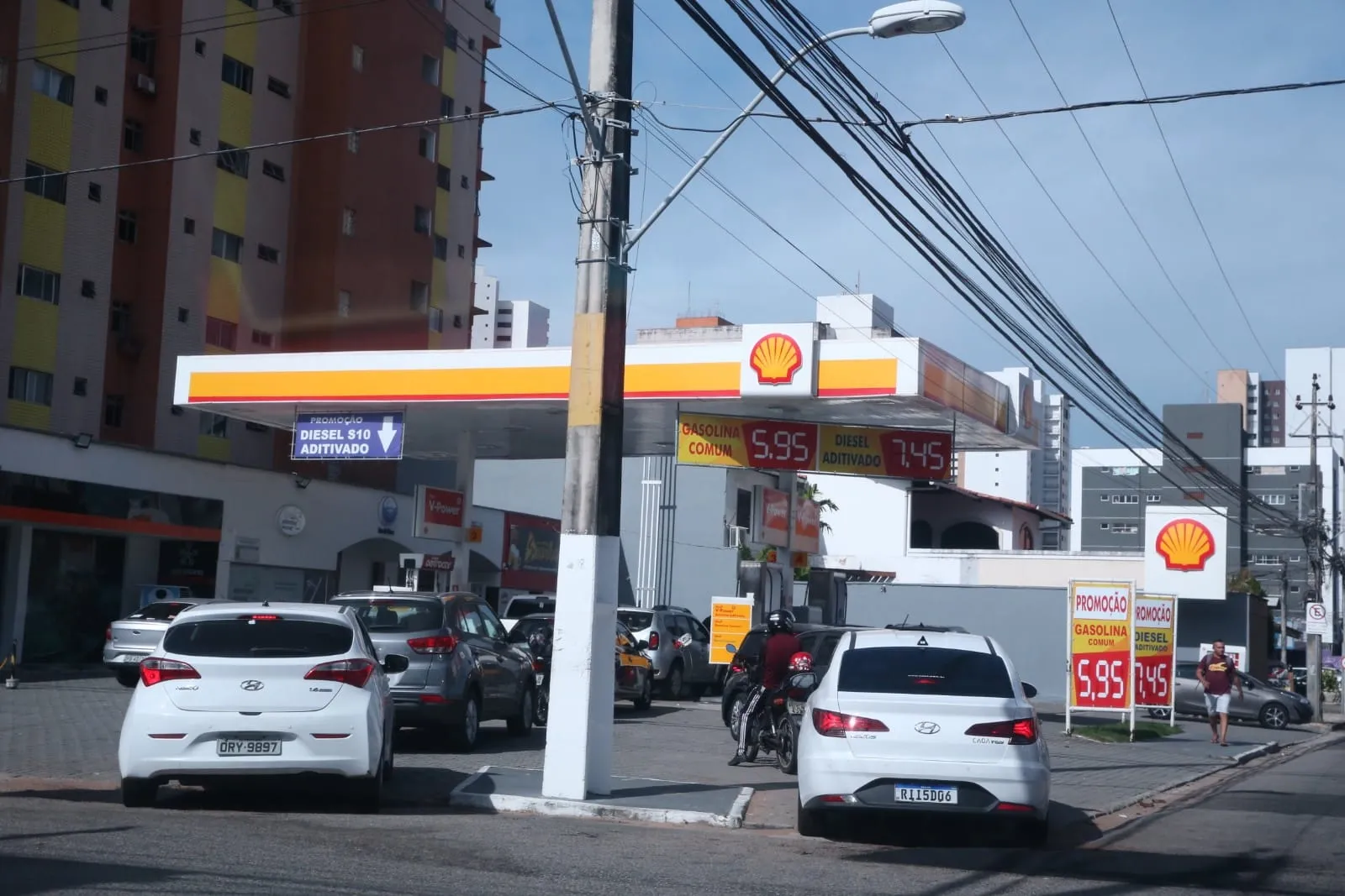 Gasolina a R$ 5,95, em registro feito na tarde desta quinta (14)