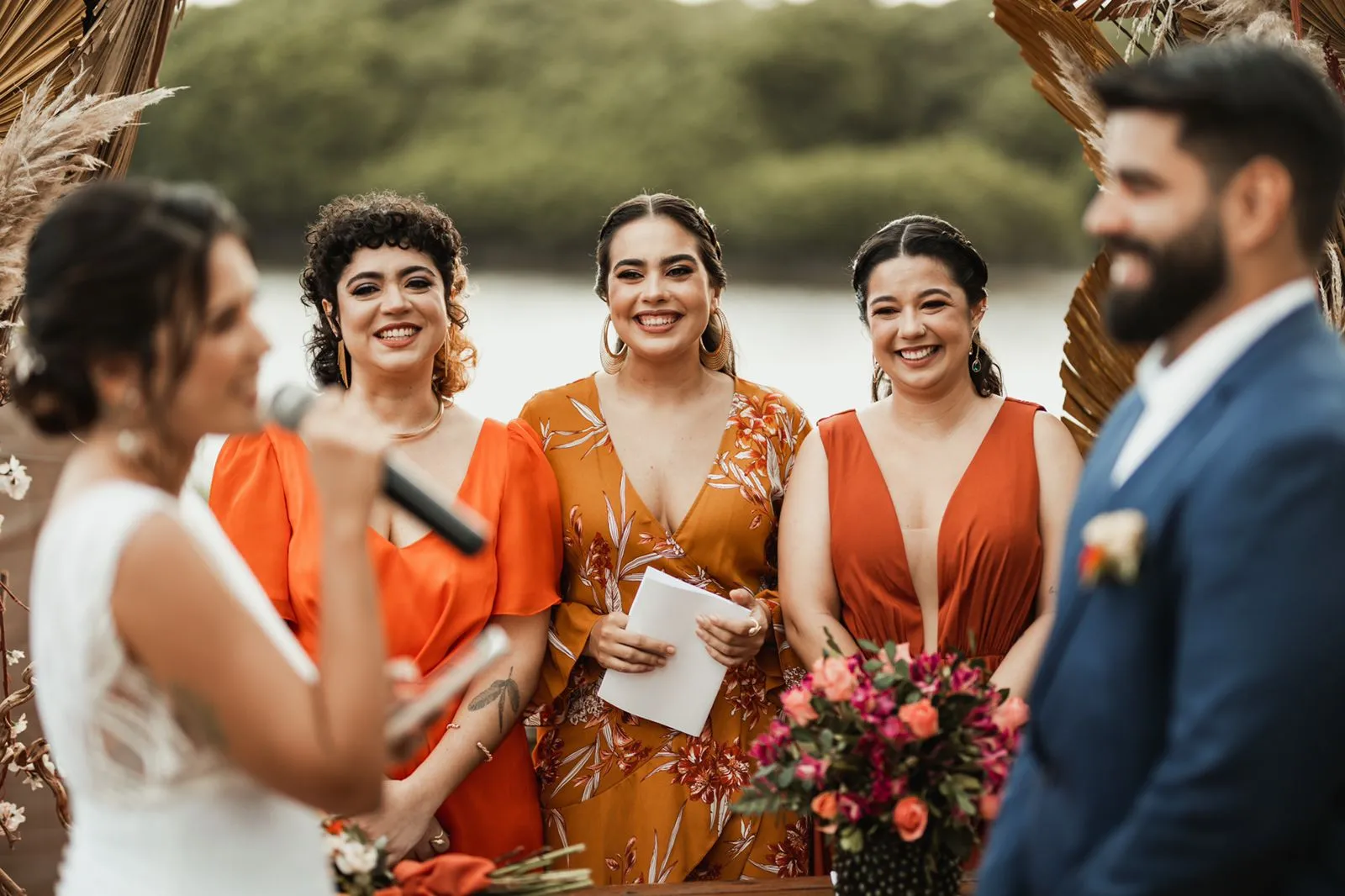 Três amigas do casal foram escolhidas para celebrar a cerimônia
