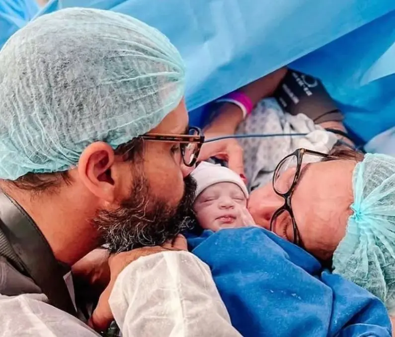 Imagem da notícia: Juliano Cazarré comemora alta de filha da UTI: 'muito felizes' 
