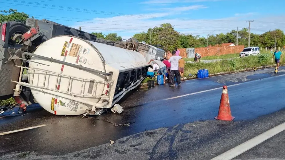 Imagem da notícia: Homem mata companheira, foge e joga carro contra caminhão-tanque na CE-040, em Beberibe