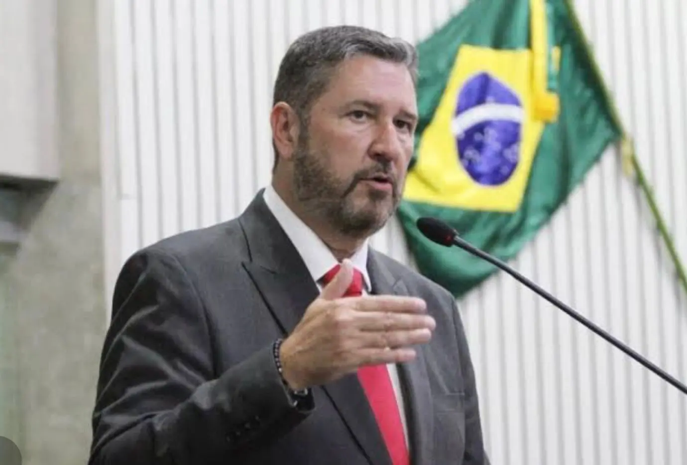 Imagem da notícia: Deputado apela a Padre Cícero pela volta de Cid Gomes à articulação governista; foto agita grupos