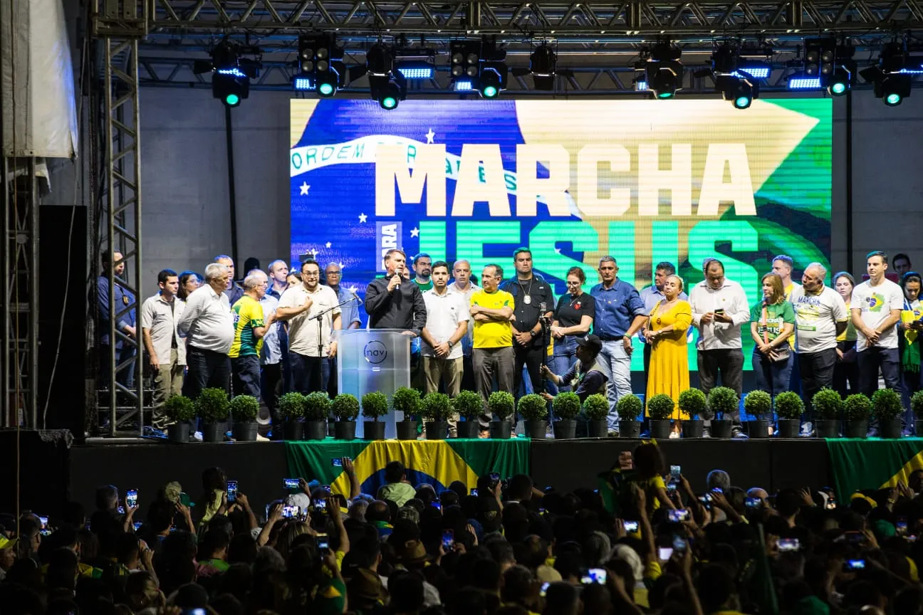 O presidente Jair Bolsonaro discursa em Marcha para Jesus, na praia de Iracema