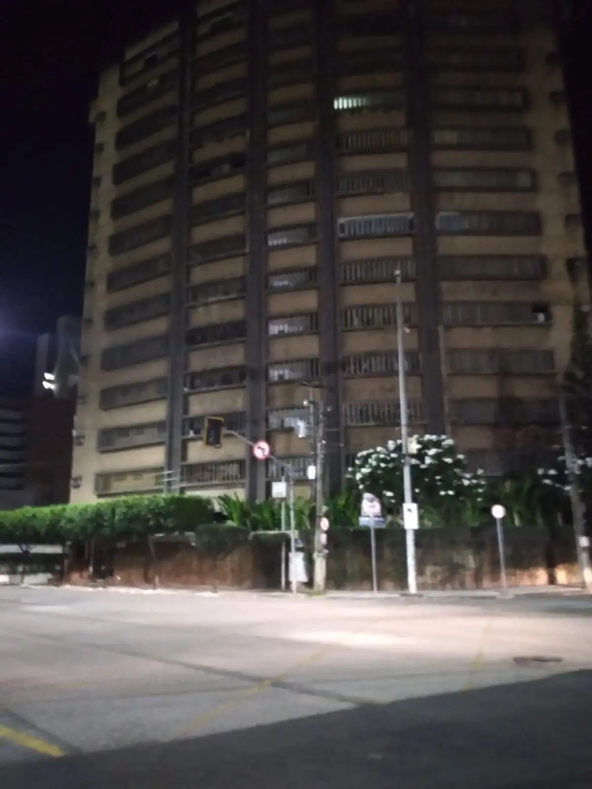 Uma moradora informou que o cruzamento entre as ruas Antônio Justa e Virgílio Tavora ficou com os semáfaros apagados