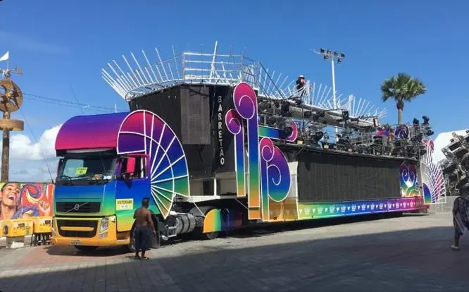 Imagem da notícia: 'O quebrador de vidros' e 'Fire': conheça trios elétricos que desfilam na avenida do Fortal em 2022 