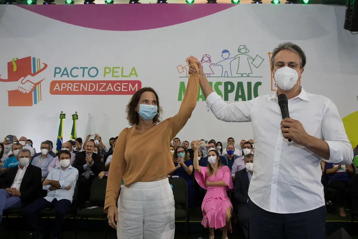 Imagem da notícia: 'Lamento que a primeira mulher governadora do Ceará não poderá concorrer à reeleição', diz Camilo