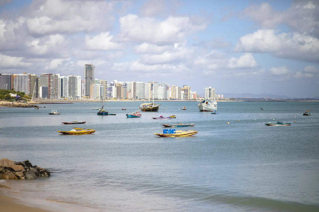 Pescador faz jangadas à mão no Mucruipe