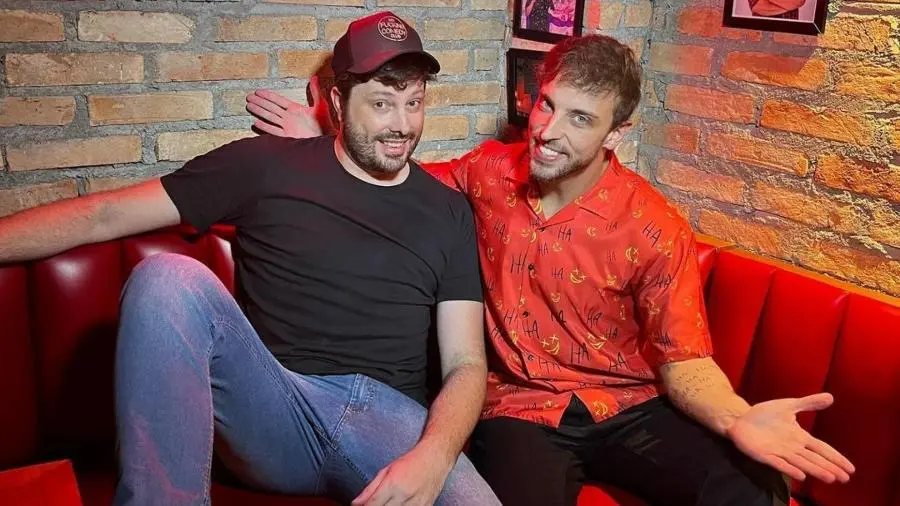 Imagem da notícia: Léo Lins é homenageado por Danilo Gentili após 'piada' com hidrocefalia e demissão do SBT 