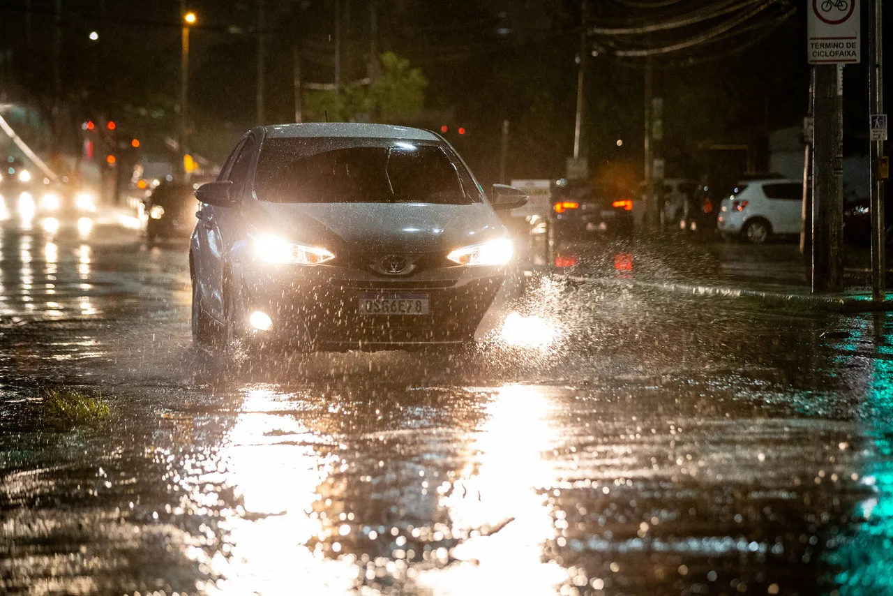 O condutor deve manter acesos os faróis do veículo por meio da luz baixa à noite e mesmo durante o dia, em túneis e sob chuva, neblina ou cerração