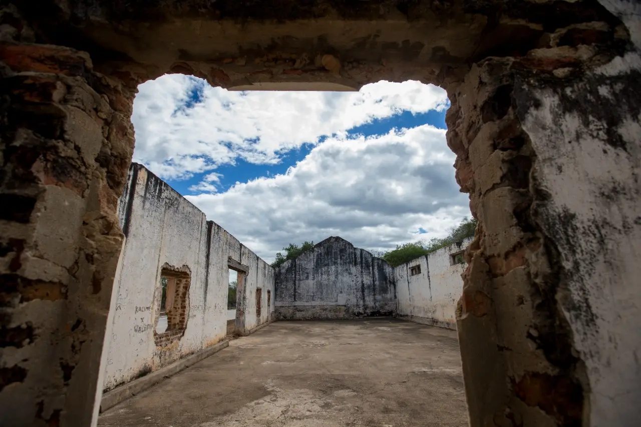 Imagem da notícia: Sítio do Patu, campo de concentração que abrigou retirantes no Ceará, é tombado