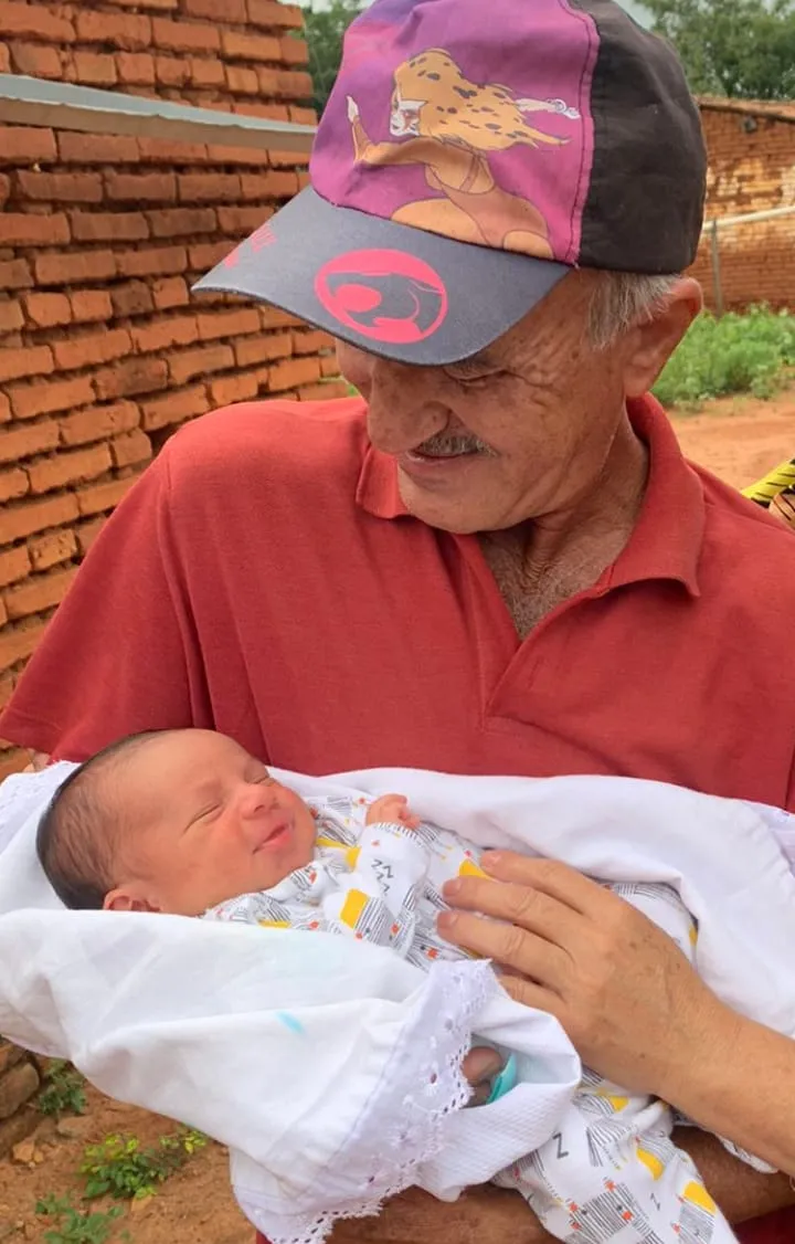 Ramsés, filho do Lameque, nos braços do avô, Sadraque