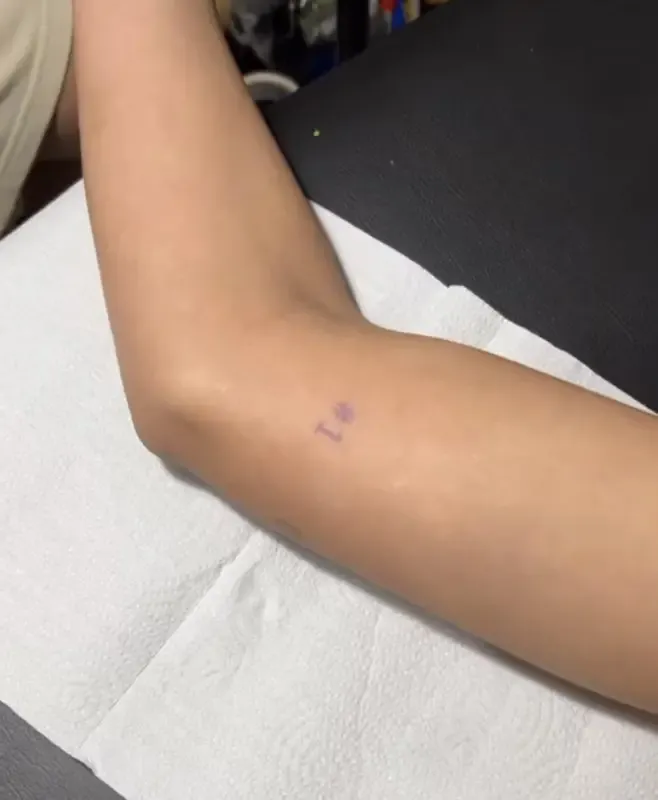 Cantora fez tatuagem após chegar ao topo do Spotify Brasil