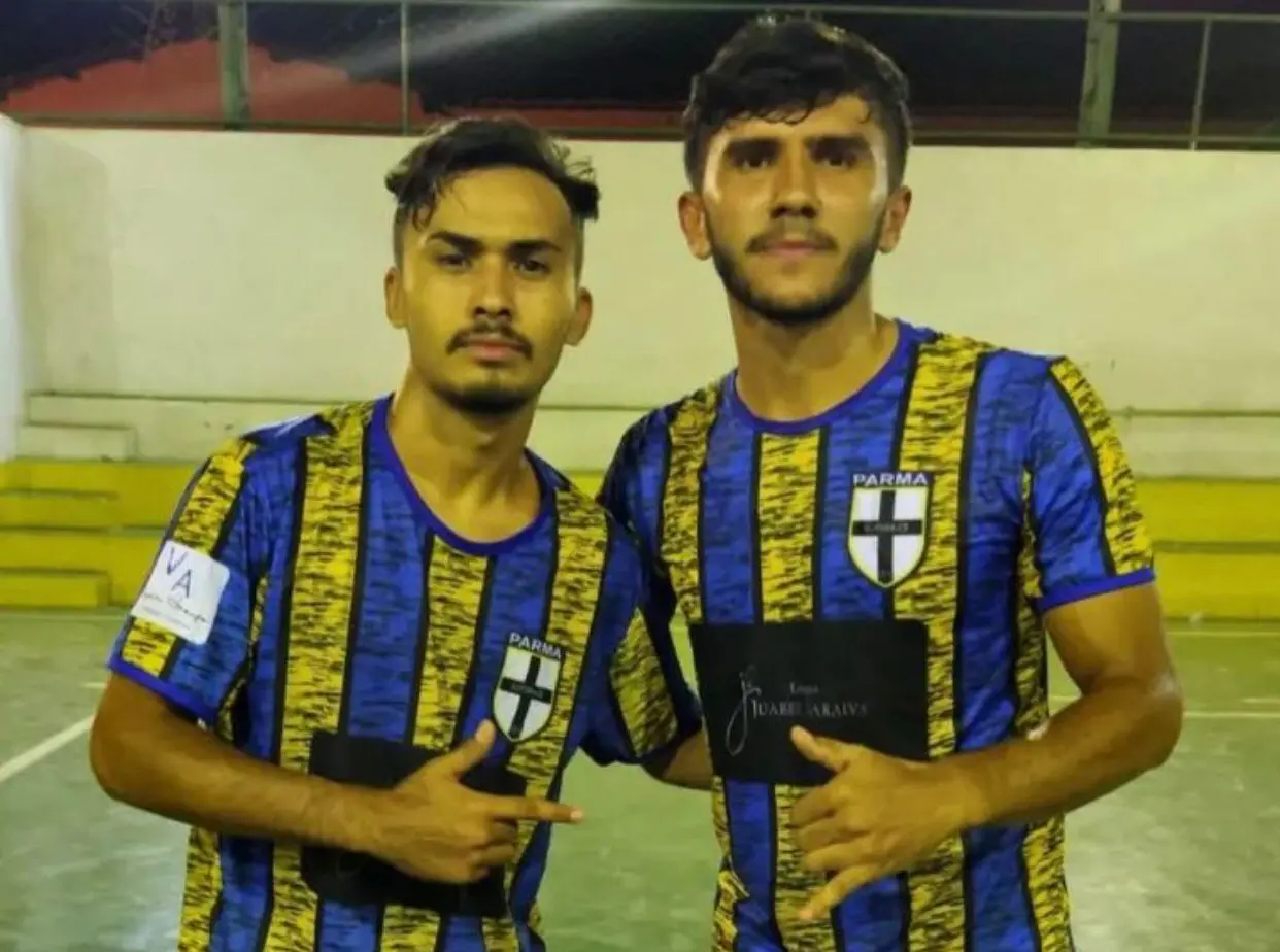 Imagem da notícia: Antes de morrer em acidente de ônibus escolar, jogador de Aurora abraçou amigo: 'tentou me proteger'