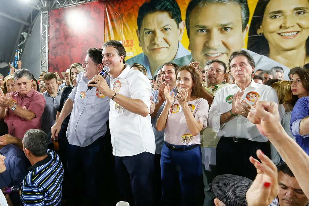 Imagem da notícia: Camilo resgata foto com Cid e Izolda e faz postagem simultânea à convenção do PDT: 'ninguém separa'
