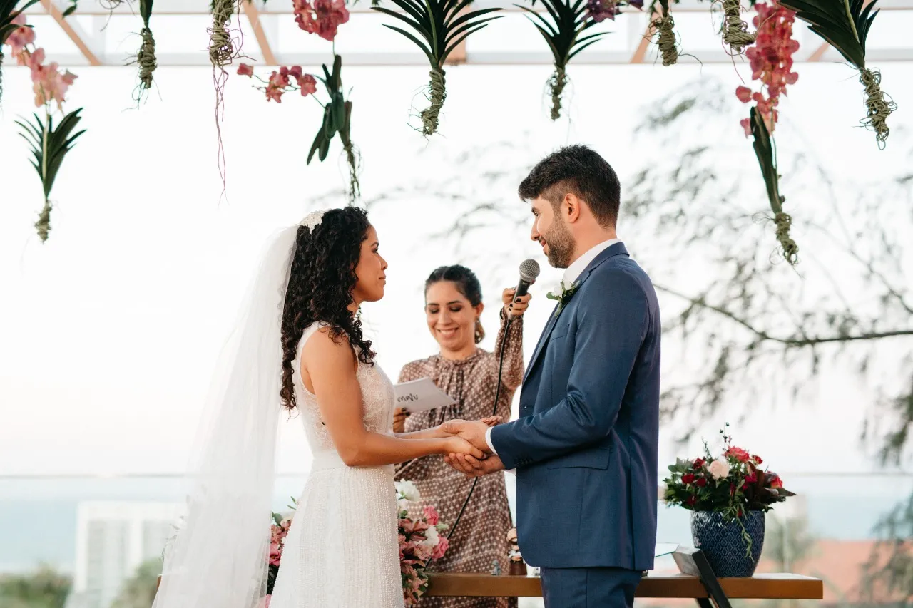 Para a construção do texto da cerimônia, Naira se reúne com o casal