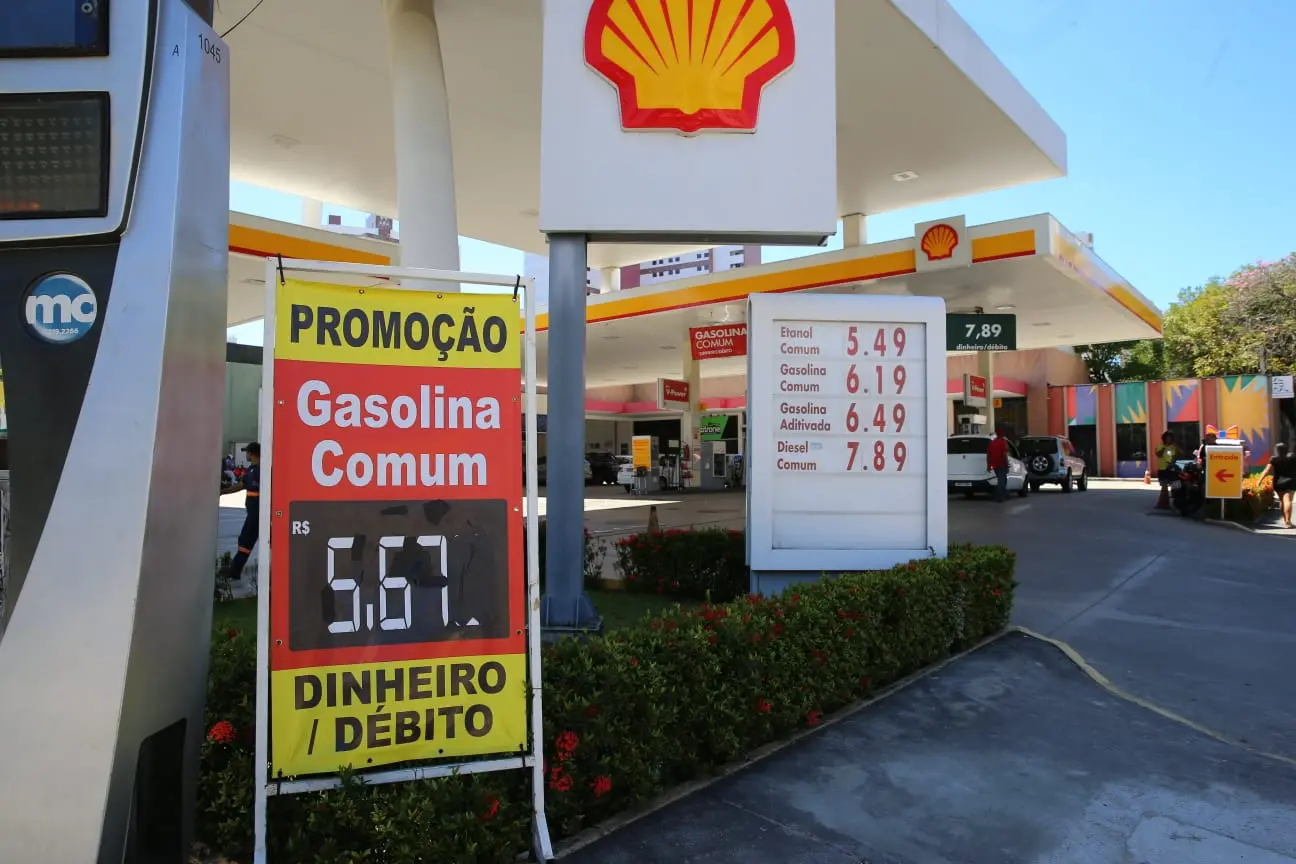 Imagem da notícia: ICMS e petróleo derrubam preço da gasolina; entenda por que a redução é diferente nos estados 