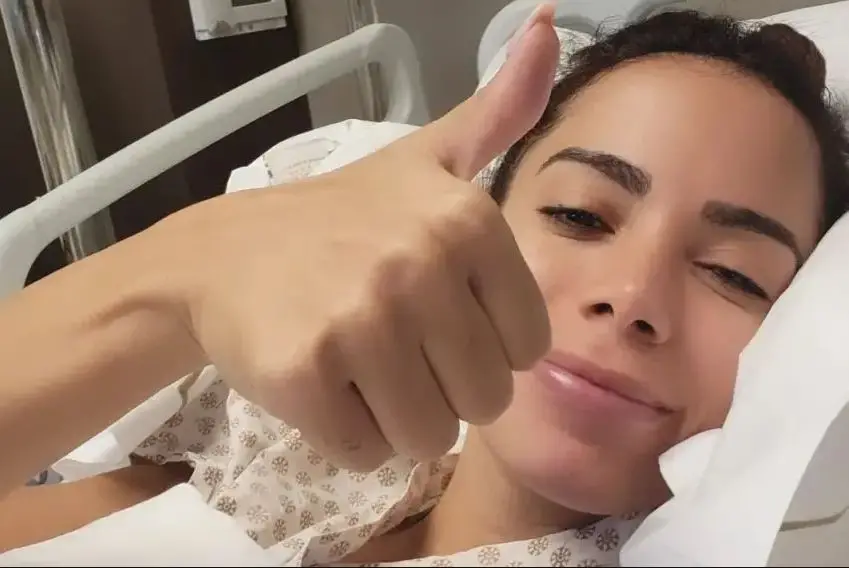 Imagem da notícia: Anitta comenta alta hospitalar após cirurgia para tratar endometriose: 'livre da etapa mais difícil'