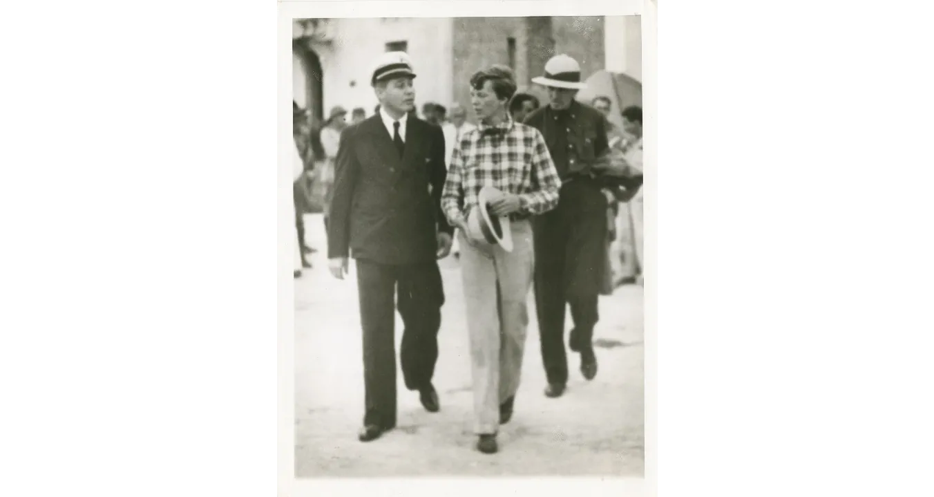 Amelia Earhart entre um oficial brasileiro (esq.) e o copiloto Fred Noonan (dir.)