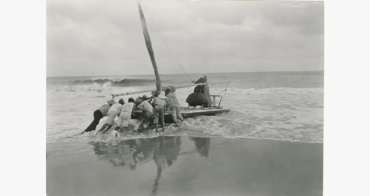 Pescadores levam embarcação ao mar e são fotografados por Amelia Earhart