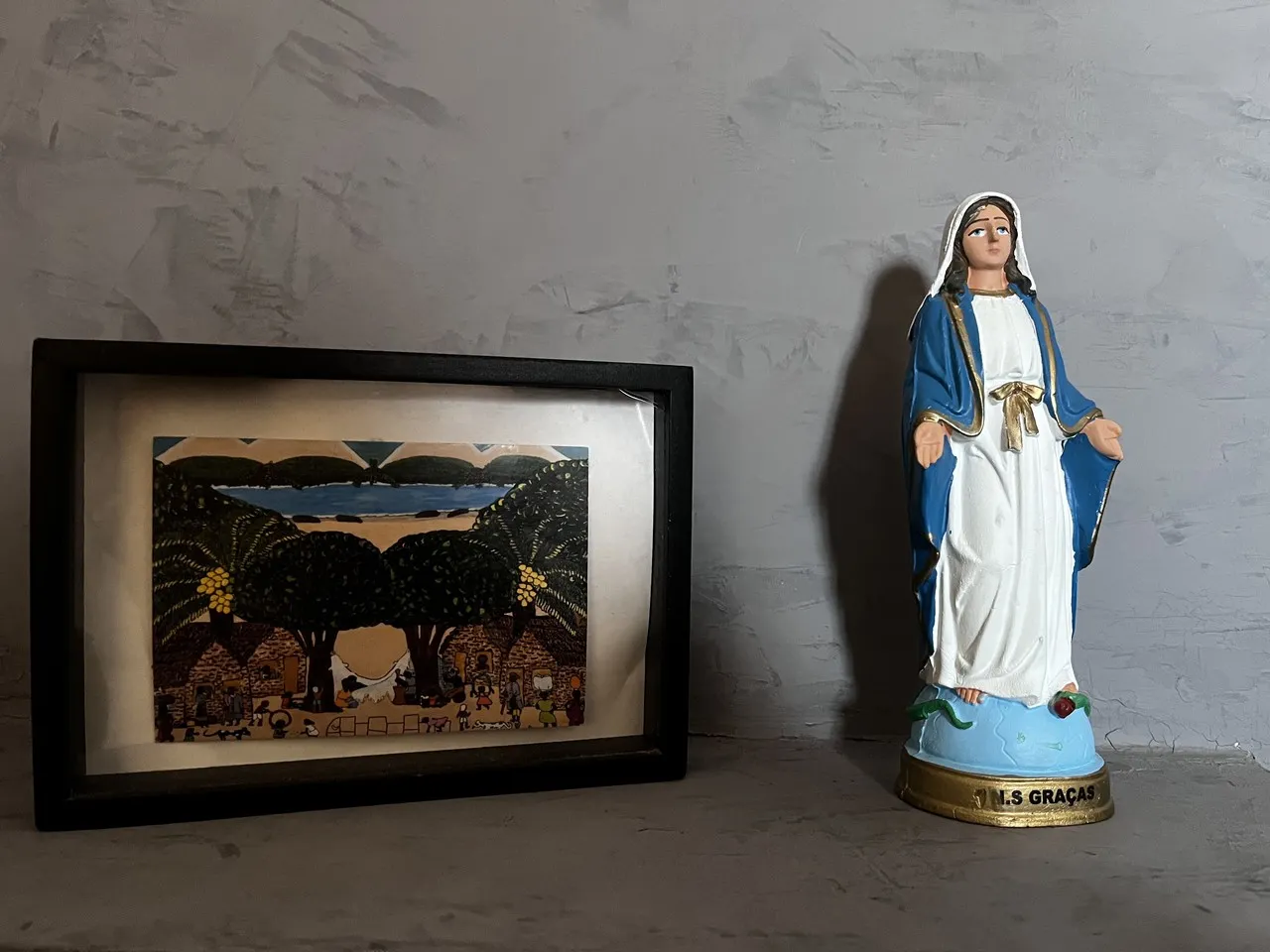 A sala é decorada com quadros que registram riachos e morros que existiam no Mucuripe antes da especulação imobiliária começar a varrer tudo