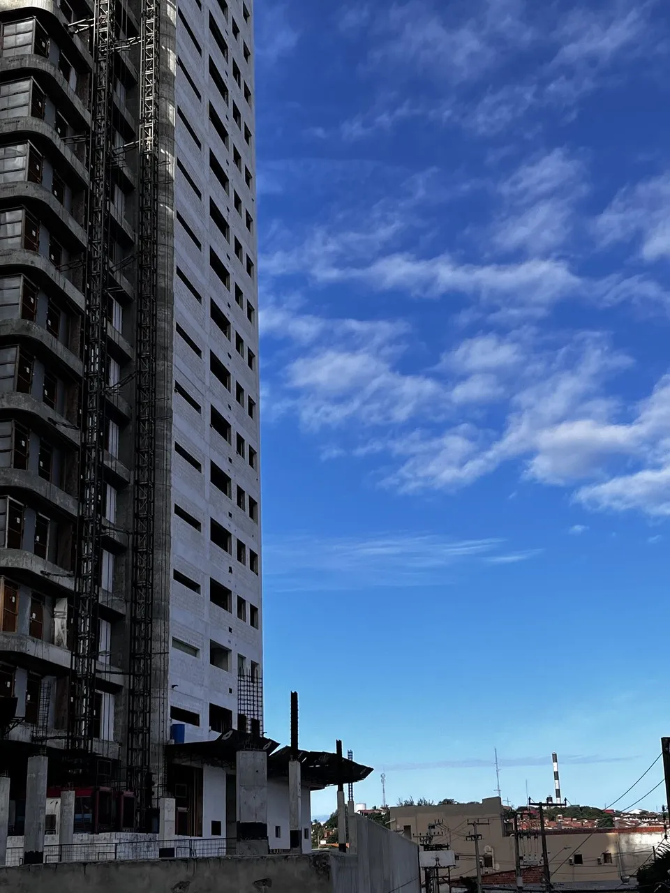 Na casa de Dona Mundinha, uma janela se abre para o prédio mais alto da cidade – um edifício de luxo com 50 andares (ou 170 metros de altura)