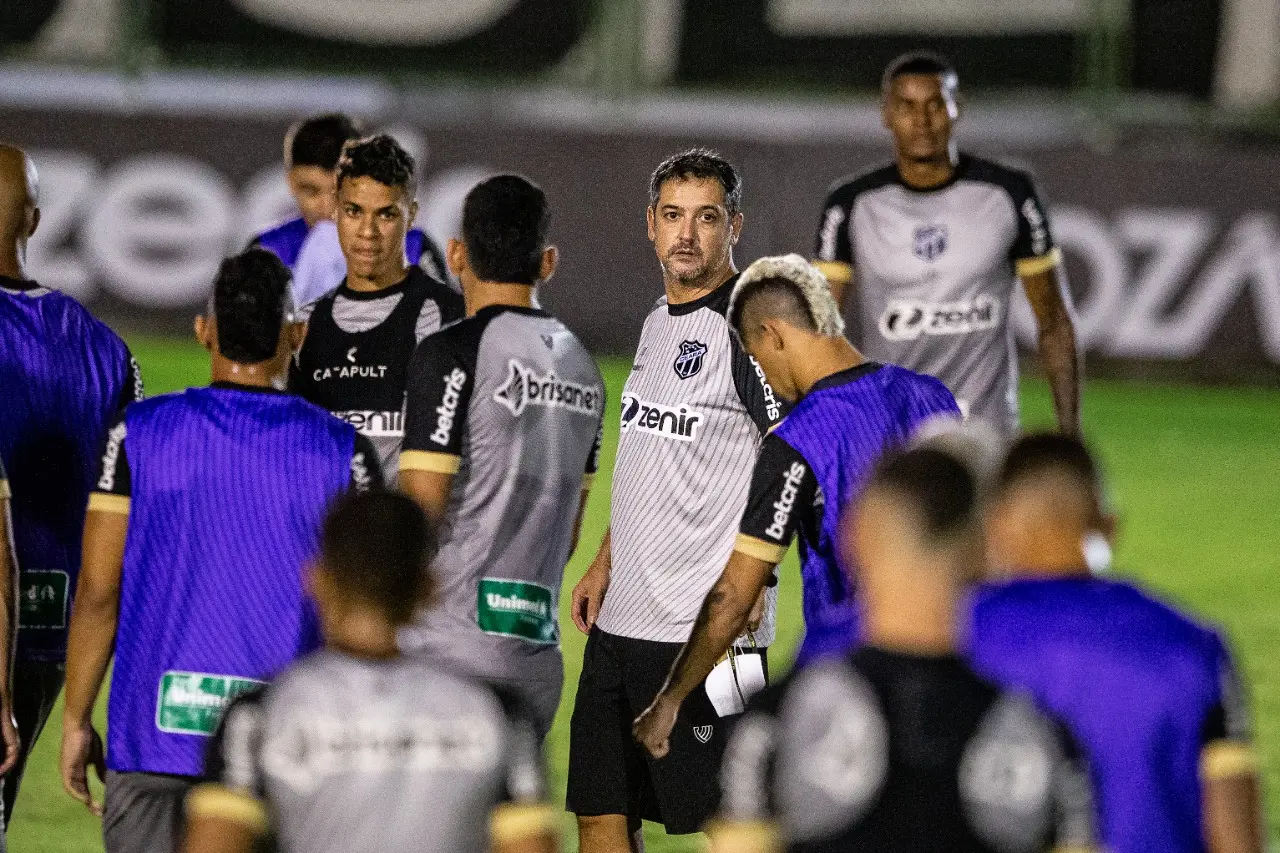 Imagem da notícia: Robinson de Castro sai em defesa de Marquinhos Santos: 