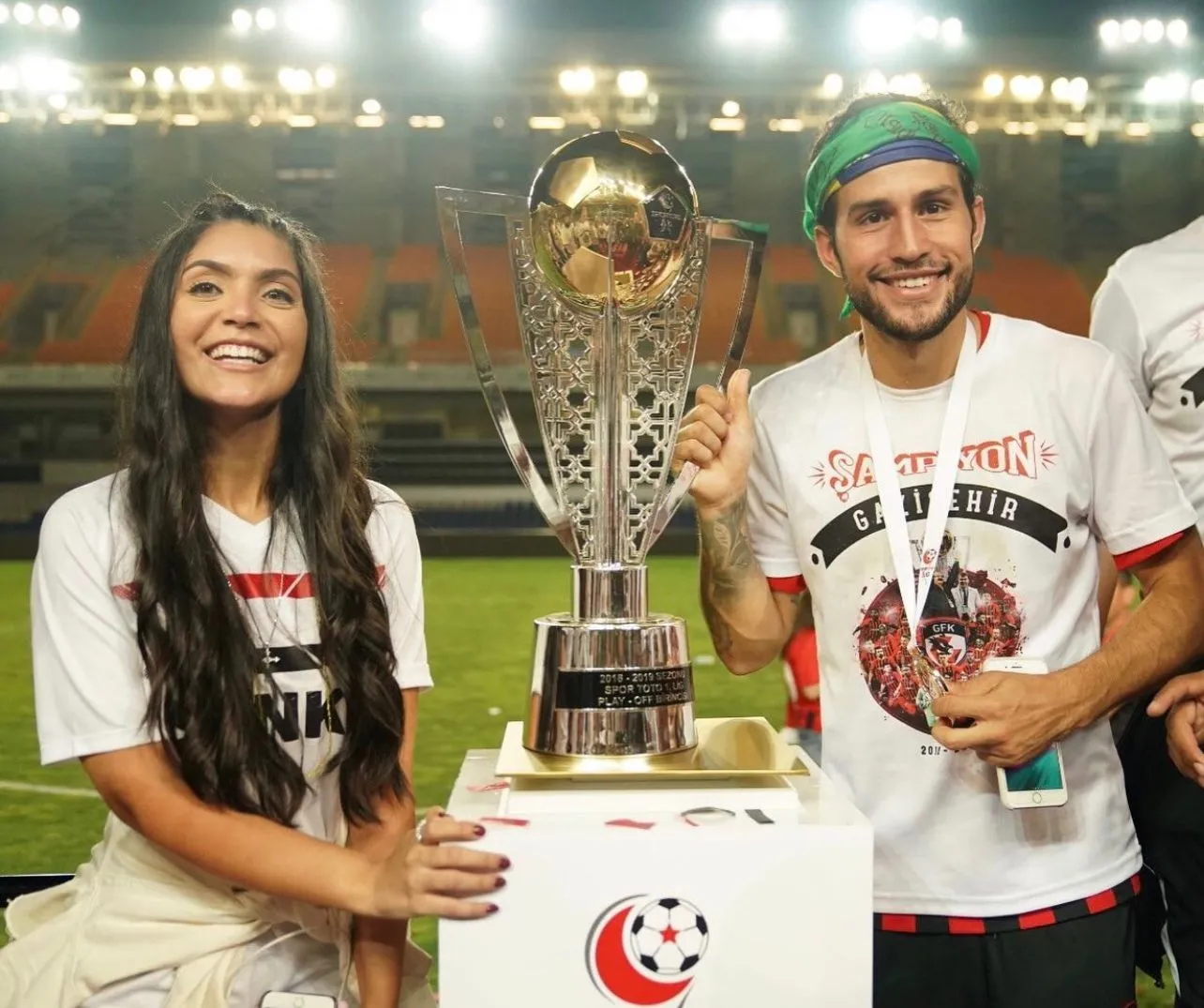 Thayná e Jefferson, quando o atleta jogava na Turquia
