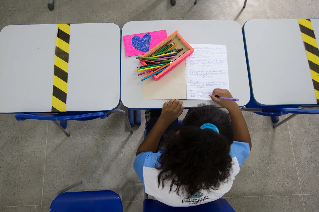 Agosto marca retorno de alunos das redes pública e privada à rotina de aulas