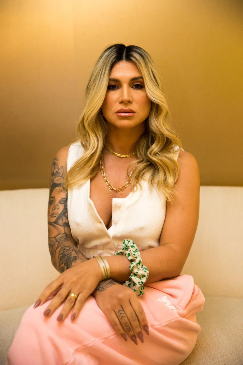 A empresária conta que a vida de esposa de jogador não é só glamour