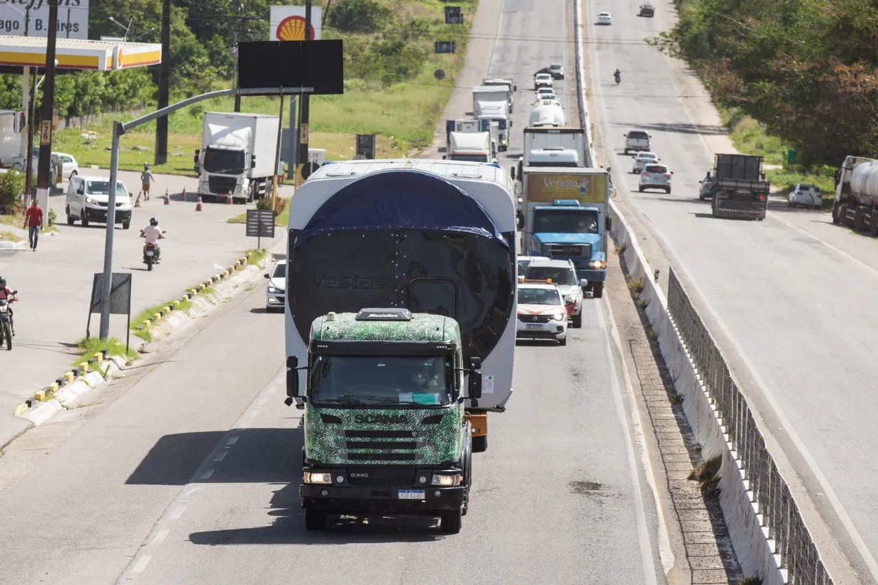 O transporte terrestre tem problemas como falta de sinalização e estradas esburacadas