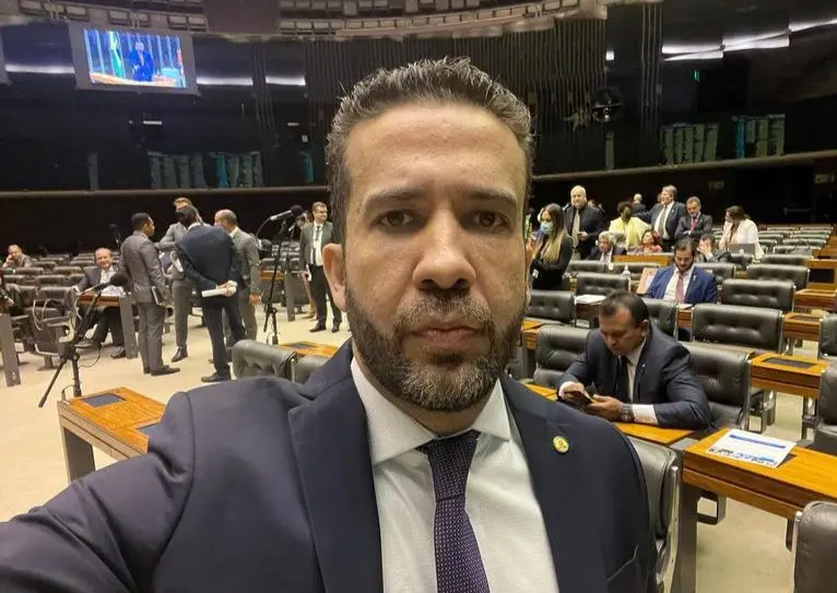 Imagem da notícia: André Janones, do Avante, admite possibilidade de retirar candidatura para apoiar Lula